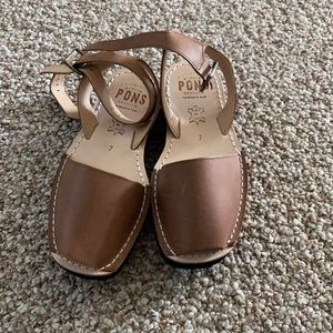 Pons size 7 sandal